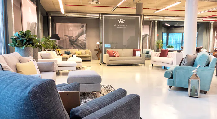 Stoffsofas in Showroom