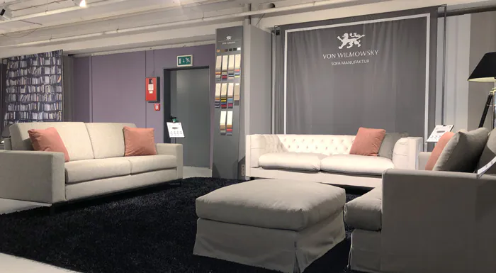 Moderne Sofa Sitzgruppe in Showroom