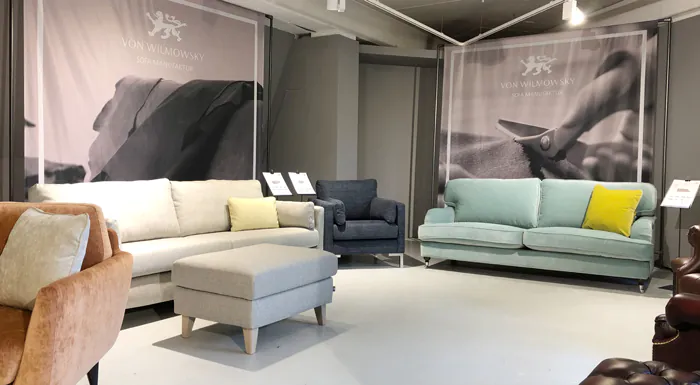 Landhaus-Sofa Wiinblad in Showroom