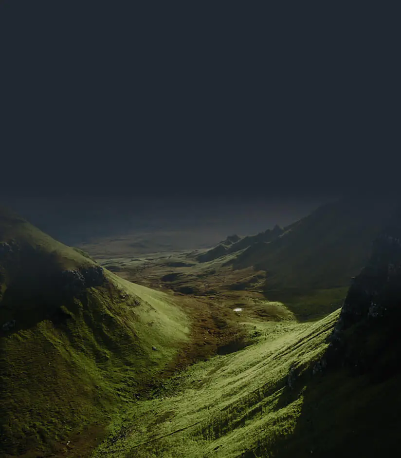 Grasgrüne Berge in den schottischen Highlands