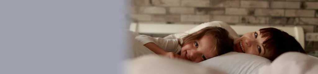 Mutter und Kind gemütlich im Bett