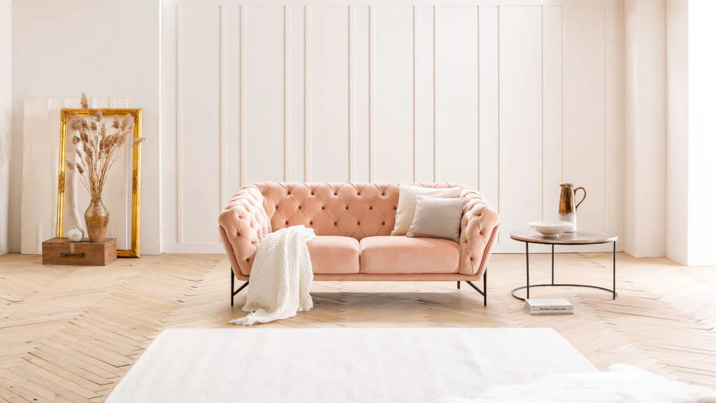 Zierliches Sofa in Chesterfield Design